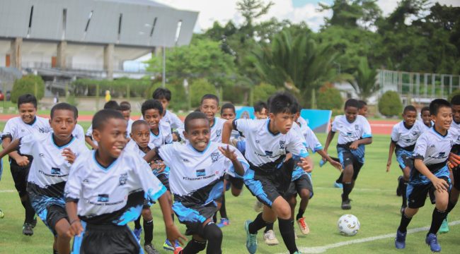 Para siswa di Papua Football Academy (PFA). Foto:PTFI