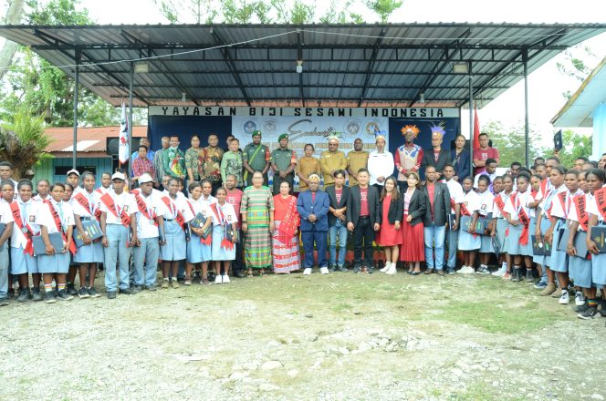 
					Kelulusan siswa yayasan Biji Sesawi Indonesia. Foto: Prokopim Jayawijaya 