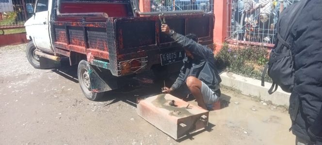 
					Temuan tangki BBM modifikasi pada sebuah mobil yang sedang mengisi BBM di APMS Lasminingsih Wamena.
Foto : Istimewa