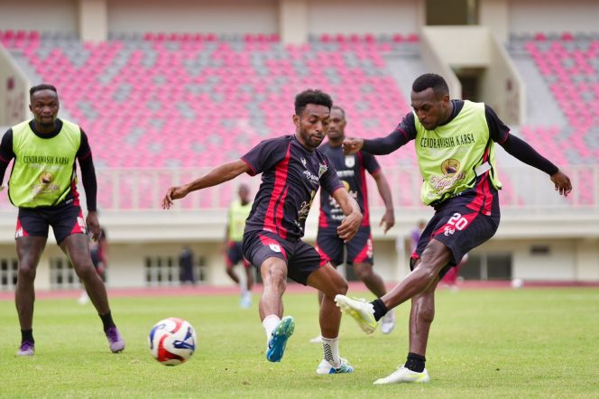
					Persipura saat latihan jelang laga playoff promosi Liga 1 melawan Adyaksa FC. Foto: Media Officer Persipura