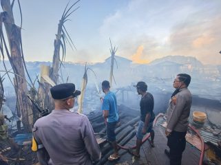 Kebakaran di pemukiman padat penduduk Dok 8 Distrik Jayapura Utara, Kota Jayapura. Foto: Humas Polresta Jayapura Kota.