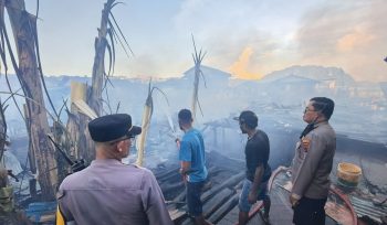 Kebakaran di pemukiman padat penduduk Dok 8 Distrik Jayapura Utara, Kota Jayapura. Foto: Humas Polresta Jayapura Kota.