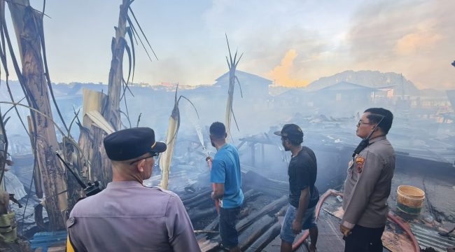 Kebakaran di pemukiman padat penduduk Dok 8 Distrik Jayapura Utara, Kota Jayapura. Foto: Humas Polresta Jayapura Kota.