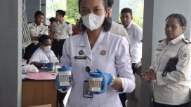 Pemeriksaan urine warga binan Lapas Serui.  Foto: Ainun Faathirjal/KabarPapua.co 