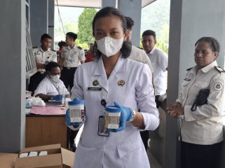 Pemeriksaan urine warga binan Lapas Serui.  Foto: Ainun Faathirjal/KabarPapua.co 