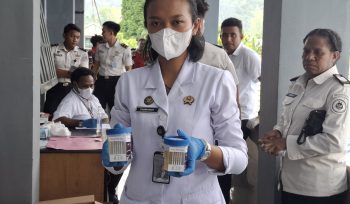 Pemeriksaan urine warga binan Lapas Serui.  Foto: Ainun Faathirjal/KabarPapua.co 
