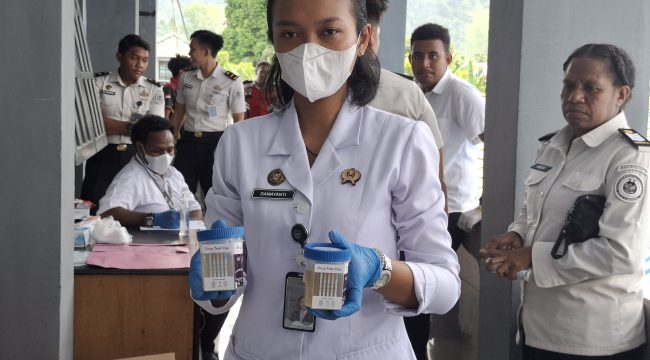 Pemeriksaan urine warga binan Lapas Serui.  Foto: Ainun Faathirjal/KabarPapua.co 