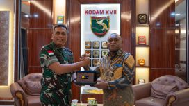 angdam XVII/Cenderawasih, Mayjen TNI Febriel Buyung Sikumbang saar menyerahkan cinderamata kepada General Manager PLN Unit Induk Wilayah Papua dan Papua Barat, Roberth Rumsaur. Foto: PLN Papua