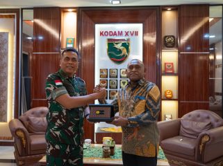 angdam XVII/Cenderawasih, Mayjen TNI Febriel Buyung Sikumbang saar menyerahkan cinderamata kepada General Manager PLN Unit Induk Wilayah Papua dan Papua Barat, Roberth Rumsaur. Foto: PLN Papua