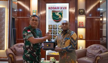 angdam XVII/Cenderawasih, Mayjen TNI Febriel Buyung Sikumbang saar menyerahkan cinderamata kepada General Manager PLN Unit Induk Wilayah Papua dan Papua Barat, Roberth Rumsaur. Foto: PLN Papua