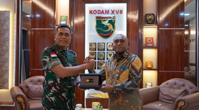 angdam XVII/Cenderawasih, Mayjen TNI Febriel Buyung Sikumbang saar menyerahkan cinderamata kepada General Manager PLN Unit Induk Wilayah Papua dan Papua Barat, Roberth Rumsaur. Foto: PLN Papua
