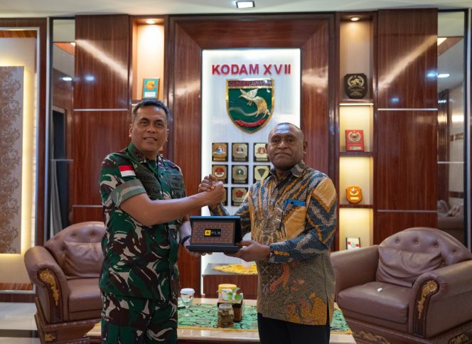 
					angdam XVII/Cenderawasih, Mayjen TNI Febriel Buyung Sikumbang saar menyerahkan cinderamata kepada General Manager PLN Unit Induk Wilayah Papua dan Papua Barat, Roberth Rumsaur. Foto: PLN Papua