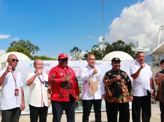 Bupati Jayawijaya, Athenius Murip (topi merah) saat menghadiri Community Gateway Wamena. Foto: Agris Wistrijaya/Kabarpapua.co