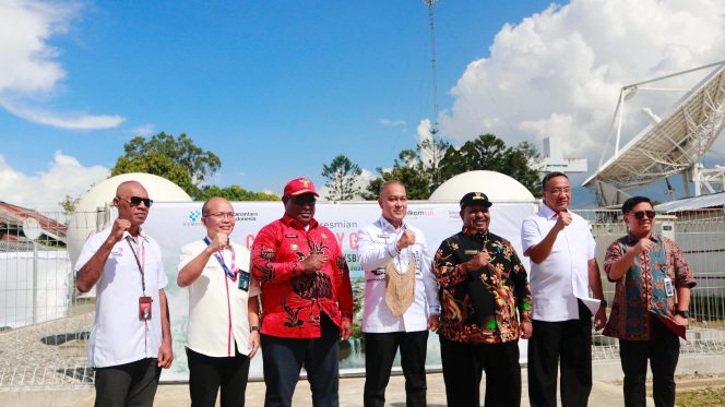
					Bupati Jayawijaya, Athenius Murip (topi merah) saat menghadiri Community Gateway Wamena. Foto: Agris Wistrijaya/Kabarpapua.co