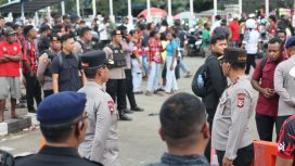 Kapolda Papua, Irjen Pol Patrige Renwarin (kanan) saat memantau situasi di Stadion Lukas Enembe sebelum kericuhan terjadi pada Jumat malam 8 Mei 2026. Foto: Humas Polda Papua 