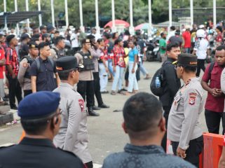 Kapolda Papua, Irjen Pol Patrige Renwarin (kanan) saat memantau situasi di Stadion Lukas Enembe sebelum kericuhan terjadi pada Jumat malam 8 Mei 2026. Foto: Humas Polda Papua 