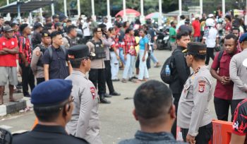 Kapolda Papua, Irjen Pol Patrige Renwarin (kanan) saat memantau situasi di Stadion Lukas Enembe sebelum kericuhan terjadi pada Jumat malam 8 Mei 2026. Foto: Humas Polda Papua 