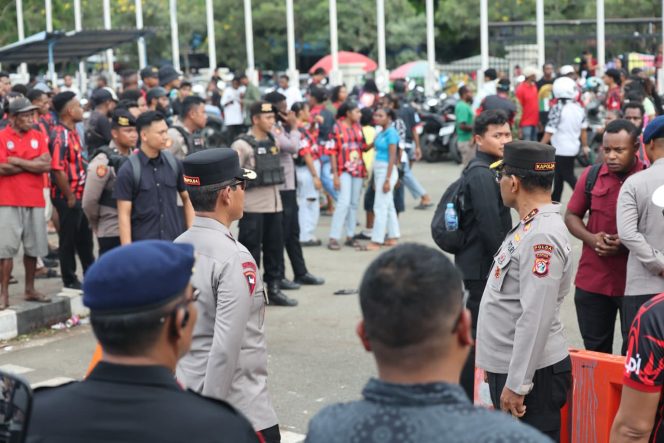 
					Kapolda Papua, Irjen Pol Patrige Renwarin (kanan) saat memantau situasi di Stadion Lukas Enembe sebelum kericuhan terjadi pada Jumat malam 8 Mei 2026. Foto: Humas Polda Papua 