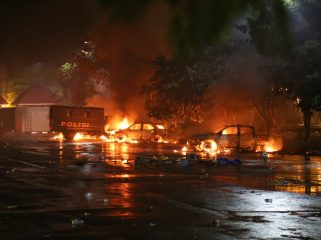 pembakaran kendaraan roda dua dan roda empat di Stadion Lukas Enembe Jayapura. Foto: Humas Polda Papua 