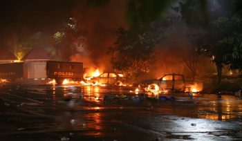 pembakaran kendaraan roda dua dan roda empat di Stadion Lukas Enembe Jayapura. Foto: Humas Polda Papua 