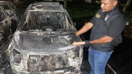 Mobil milik penonton yang dibakar dalam kericuhan di Stadion Lukas Enembe Jayapura. Foto: Humas Polda Papua