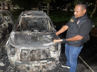Mobil milik penonton yang dibakar dalam kericuhan di Stadion Lukas Enembe Jayapura. Foto: Humas Polda Papua