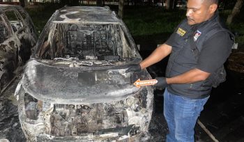 Mobil milik penonton yang dibakar dalam kericuhan di Stadion Lukas Enembe Jayapura. Foto: Humas Polda Papua
