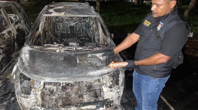 Mobil milik penonton yang dibakar dalam kericuhan di Stadion Lukas Enembe Jayapura. Foto: Humas Polda Papua