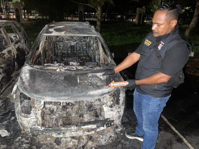 
					Mobil milik penonton yang dibakar dalam kericuhan di Stadion Lukas Enembe Jayapura. Foto: Humas Polda Papua