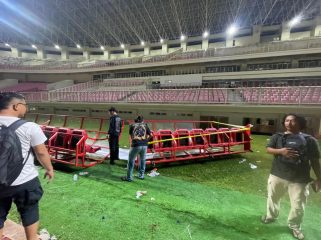Bangku di dalam Stadion Lukas Enembe yang dirusak massa dalam kericuhan. Foto: Humas Polda Papua 