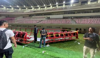 Bangku di dalam Stadion Lukas Enembe yang dirusak massa dalam kericuhan. Foto: Humas Polda Papua 