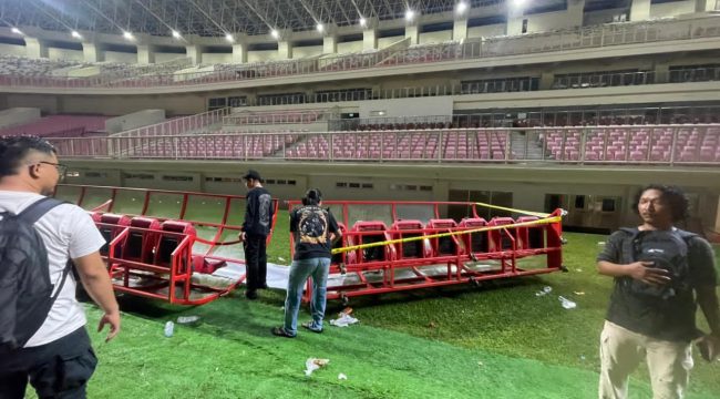 Bangku di dalam Stadion Lukas Enembe yang dirusak massa dalam kericuhan. Foto: Humas Polda Papua 