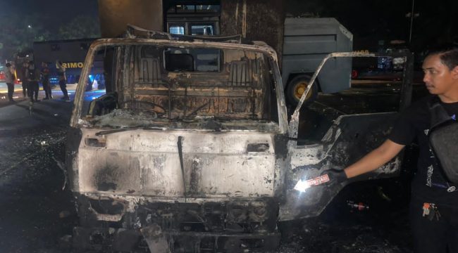 Truk polisi yang dibakar massa saat kericuhan Stadion Lukas Enembe. Foto: Humas Polda Papua 