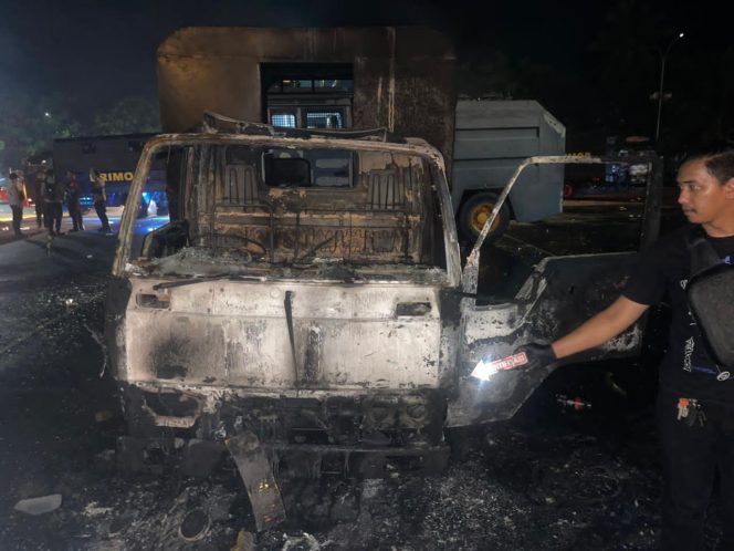 
					Truk polisi yang dibakar massa saat kericuhan Stadion Lukas Enembe. Foto: Humas Polda Papua 
