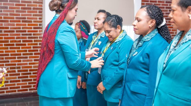 Ketua TP PKK Provinsi Papua Pegunungan Ny. Anggieta Bestari Tabo saat memasangkan kartu peserta rakorda. Foto:  Pemprov Papua Pegunungan
