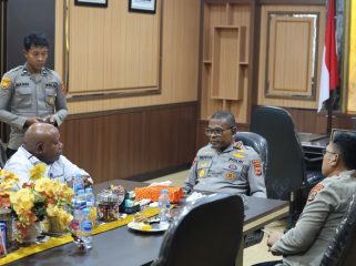 Wakil Bupati Jayawijaya Ronny Elopere bertemu dengan Kapolda Papua, Irjen Pol Patrige Renwarin di Mapolda Papua di Koya Koso Kota Jayapura. Foto: Humas Polda Papua  
