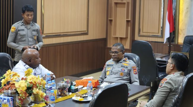 Wakil Bupati Jayawijaya Ronny Elopere bertemu dengan Kapolda Papua, Irjen Pol Patrige Renwarin di Mapolda Papua di Koya Koso Kota Jayapura. Foto: Humas Polda Papua  