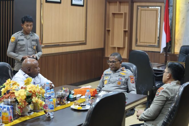 
					Wakil Bupati Jayawijaya Ronny Elopere bertemu dengan Kapolda Papua, Irjen Pol Patrige Renwarin di Mapolda Papua di Koya Koso Kota Jayapura. Foto: Humas Polda Papua  