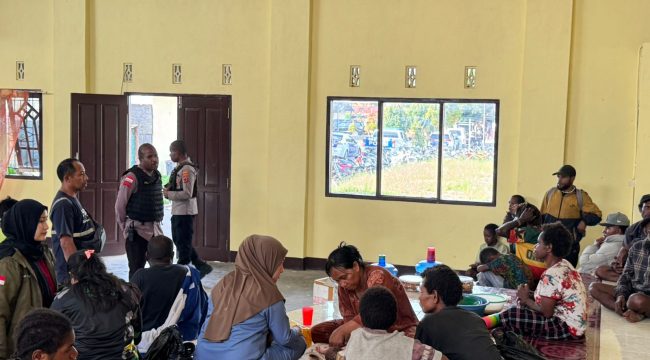 Warga Wamena yang mengungsi di Mako Polres Jayawijaya. Foto: Agris Wistrijaya/KabarPapua.co