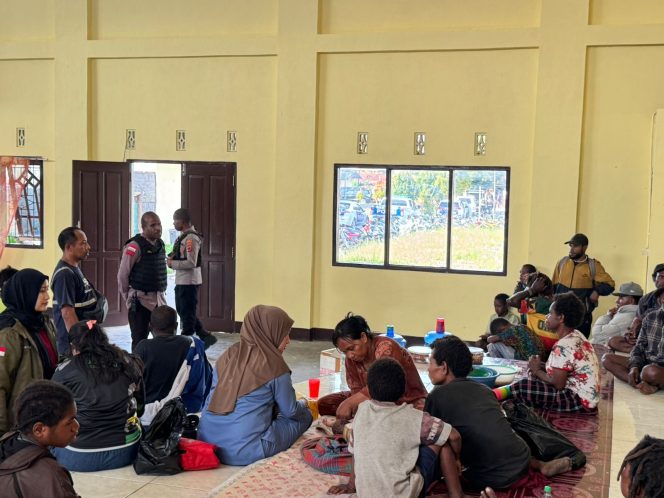 
					Warga Wamena yang mengungsi di Mako Polres Jayawijaya. Foto: Agris Wistrijaya/KabarPapua.co