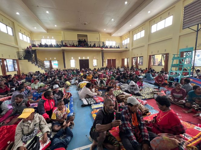 
					Pengungsi korban konflik antarwarga yang bertahan di Mapolres Jayawijaya. Foto: ist