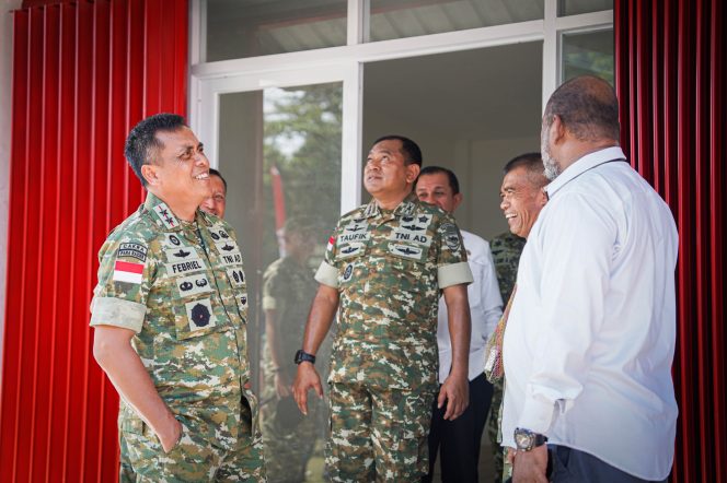 
					Pangdam XVII/Cenderawasih Mayjen. TNI. Febriel Buyung Sikumbang (paling kiri) saat meninjau pembangunan lokasi Koperasi Merah Putih di Sentani, Kabupaten Jayapura. Foto: Pendam Cenderawasih.