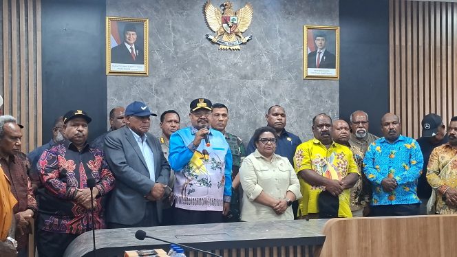 
					Wamendagri Ribka Haluk bersama 8 kepala daerah di Provinsi Papua Pegunungan serta para tokoh yang sepakat menghentikan kolik antarwarga. Foto: Agris Wistrijaya/Kabarpapua.co