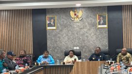Rapat bersama Wakil menteri Dalam Negeri, Ribka Haluk bersama kepala daerah di Provinsi Papua Pegunungan dan tokoh pemuda, gereja dan forkopimda. Foto: Diskominfo Jayawijaya.