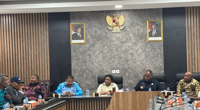 Rapat bersama Wakil menteri Dalam Negeri, Ribka Haluk bersama kepala daerah di Provinsi Papua Pegunungan dan tokoh pemuda, gereja dan forkopimda. Foto: Diskominfo Jayawijaya.