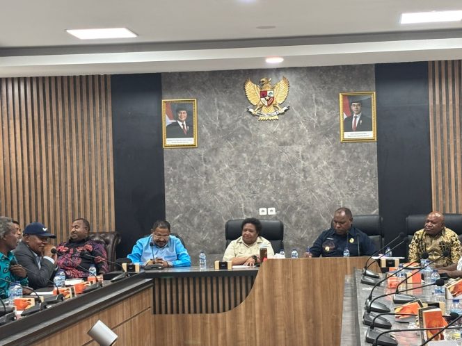 
					Rapat bersama Wakil menteri Dalam Negeri, Ribka Haluk bersama kepala daerah di Provinsi Papua Pegunungan dan tokoh pemuda, gereja dan forkopimda. Foto: Diskominfo Jayawijaya.