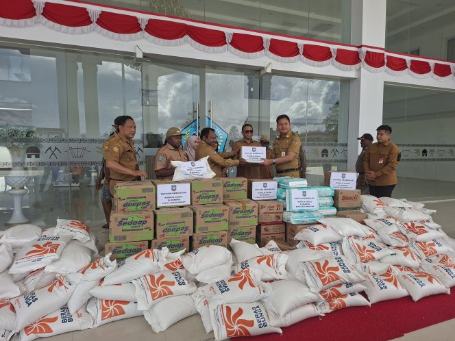 
					Perwakilan Kementerian Dalam Negeri memberikan bantuan melalui Pemkab Jayawijaya untuk korban konflik Foto: Agris Wistrijaya/KabarPapua.co