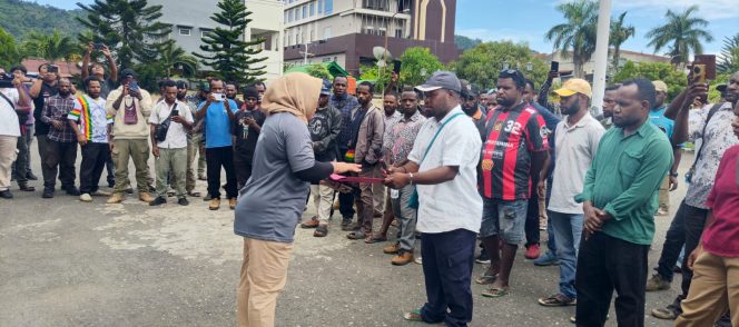 
					Pencakar Orang Asli Papua (OAP) unjuk rasa di BKN Papua, menolak hasil seleksi Manajer Koperasi Merah Putih. Foto: Faisal Narwawan/Kabarpapua.co