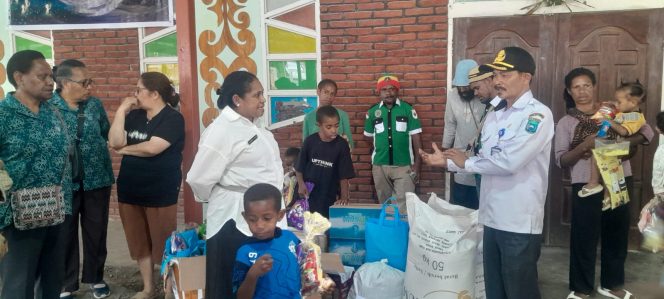 
					Ketua TP PKK Kabupaten Jayawijaya, Ny. dr. Idawati Waromi Murip, SP.KJ didampingi ibu-ibu TP PKK Kabupaten Jayawijaya menyalurkan bantuan kepada pengungsi akibat perang suku yang terjadi di Wamena. Foto: Media TP PKK Jayawijaya