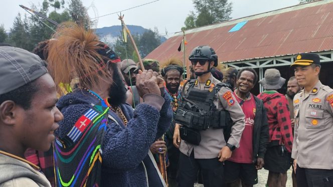
					Kapolres Puncak, AKBP Domingos DE. F. Ximenes saat berbincang akrab dengan warga di Kota Ilaga, Kabupaten Puncak. Foto: Humas Polda Papua 